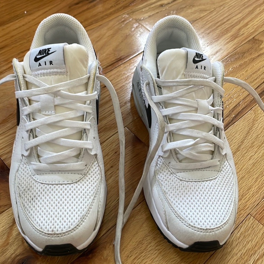 White nike air maxx